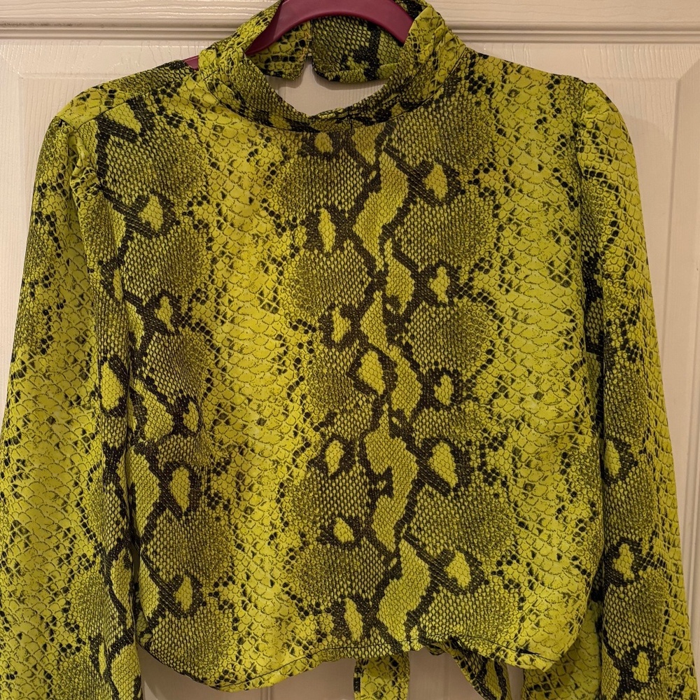 BOOHOO SNAKE PRINT OPEN BACK BLOUSE WOVEN SNAKE